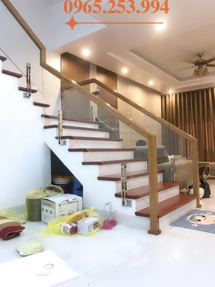 Cầu thang đẹp Hà Nội đưa ra bảng Báo giá thi công cầu thang kính cường lực uy tín tại Quận Long Biên mới nhất 2022 Gọi ngay 0965.253.994