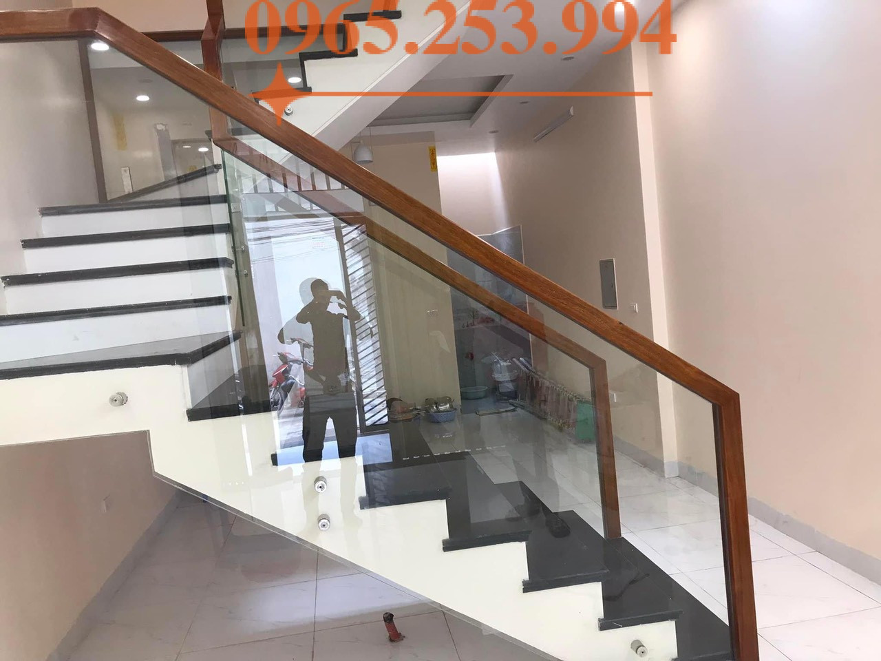 Vì sao nên chọn Cầu thang đẹp Hà Nội? Bạn đang tìm Địa chỉ thiết kế cầu thang kính cường lực đẹp tại Quận Hoàng Mai Gọi Ngay 0965.253.994