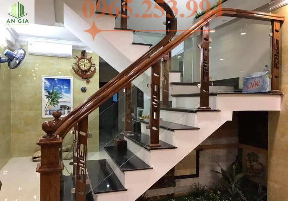 Bạn Đang cần tìm Thợ làm Cầu thang kính tay vịn gỗ chuyên nghiệp tại Quận Hoàng Mai uy tín chuyên nghiệp nhanh chóng gọi ngay 0965.253.994