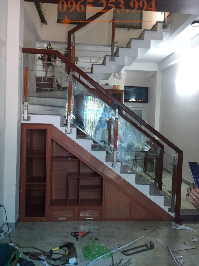 Cầu thang kính đẹp Hà Nội là Xưởng thi công cầu thang kính chân gỗ giá rẻ tại Quận Hà Đông uy tín nhanh chóng gọi ngay 0965.253.994 để tư vấn