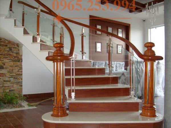 Cầu thang kính đẹp Hà Nội là Xưởng thi công cầu thang kính chân gỗ giá rẻ tại Quận Hà Đông uy tín nhanh chóng gọi ngay 0965.253.994 để tư vấn